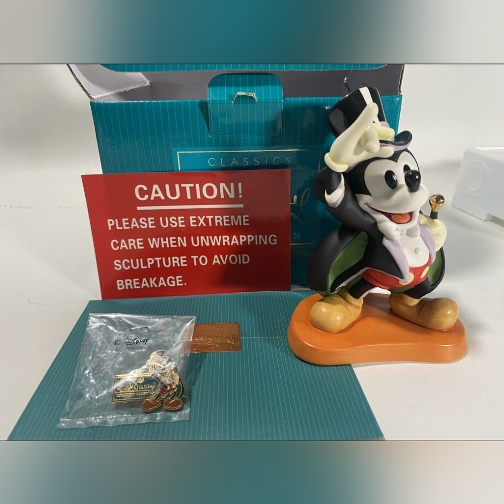 WDCC Disney Magician Mickey On with the Show 1997 Member Sculpture & Trading Pin